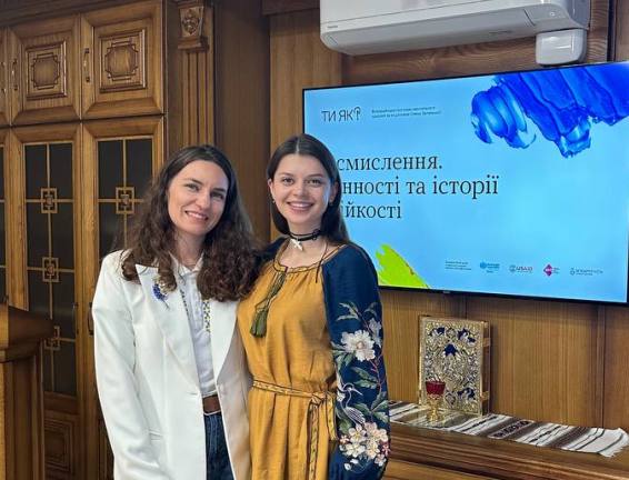 Ольга Логвись і Соломія Вершигора - представниці від ТНПУ